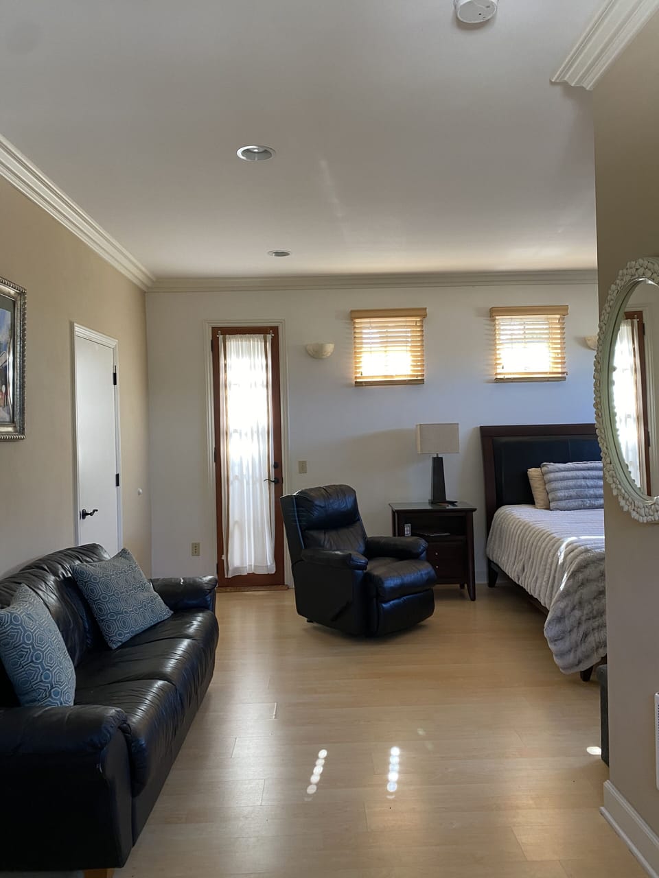 King Size Bed,  9’ Ceilings, Hardwood Floors