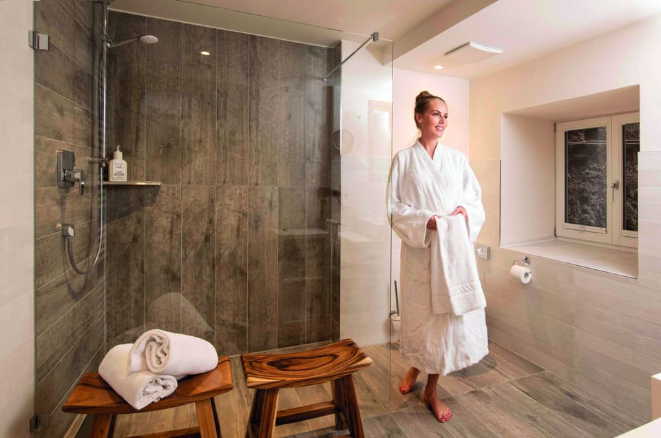 Deluxe Double Room | Bathroom | Shower, towels