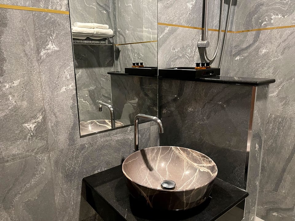 Superior Room, Garden View (No Balcony) | Bathroom | Shower, rainfall showerhead, free toiletries, towels