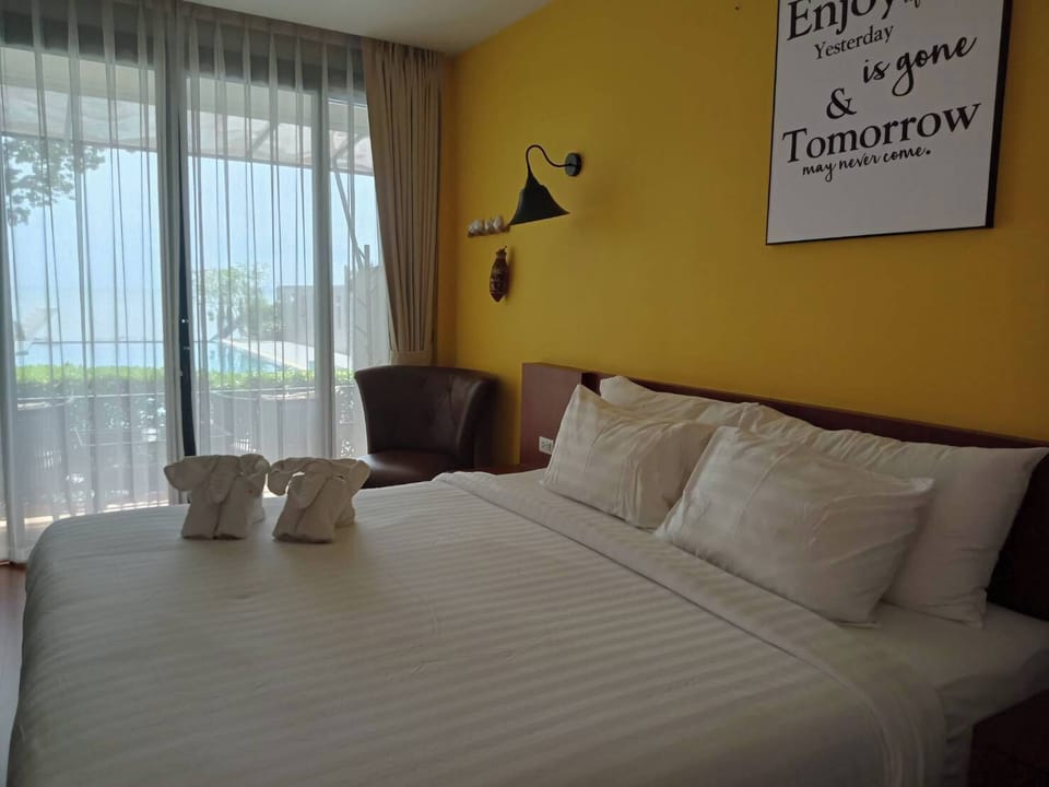 Deluxe Room with Pool View | Room amenity