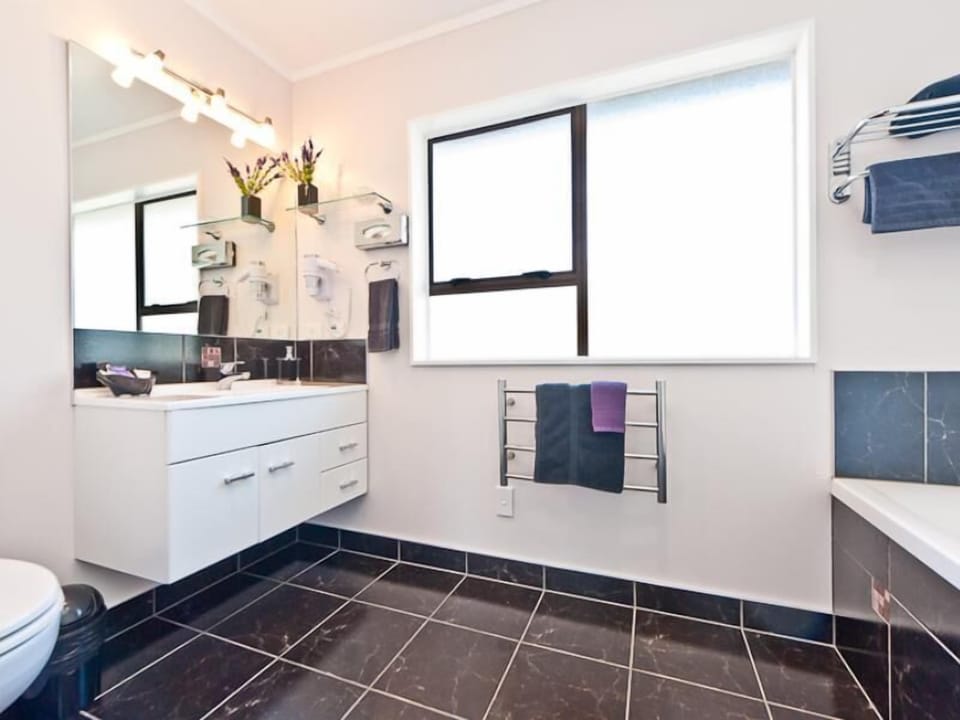 Roadside Lodge Studio with Private Bathroom | Bathroom | Free toiletries, hair dryer, towels