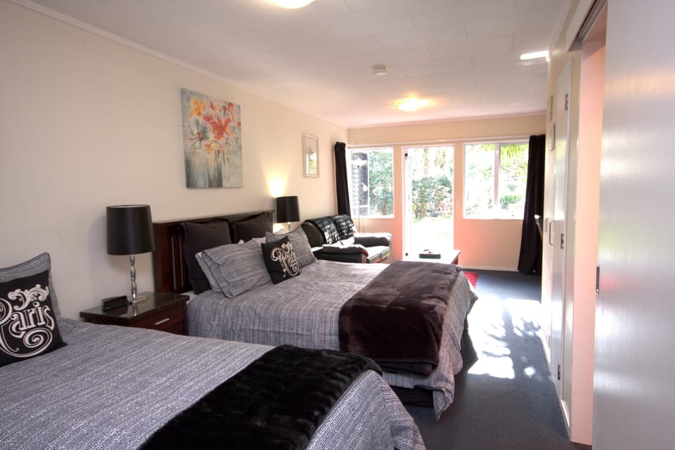 Family Studio | Iron/ironing board, free WiFi, bed sheets