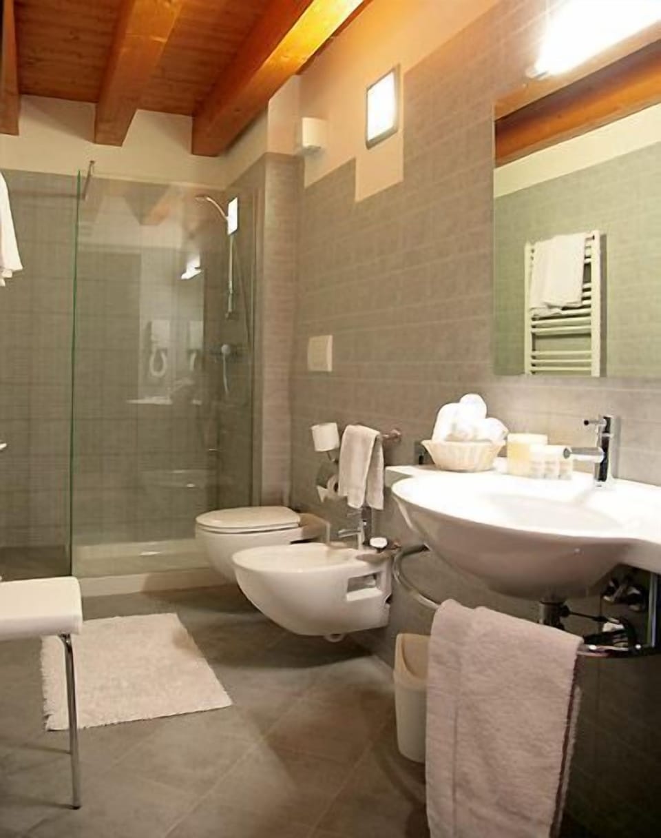 Shower, rainfall showerhead, free toiletries, hair dryer