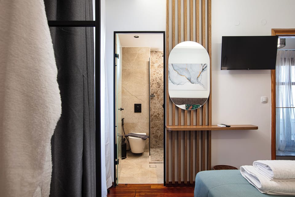 Ensuite bedroom on the first floor with king size bed, 32 TV & closet