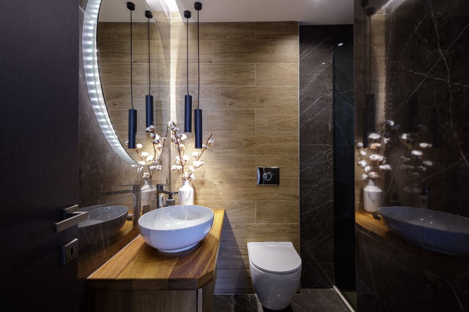 Ensuite bathroom with shower and shower hydromassage