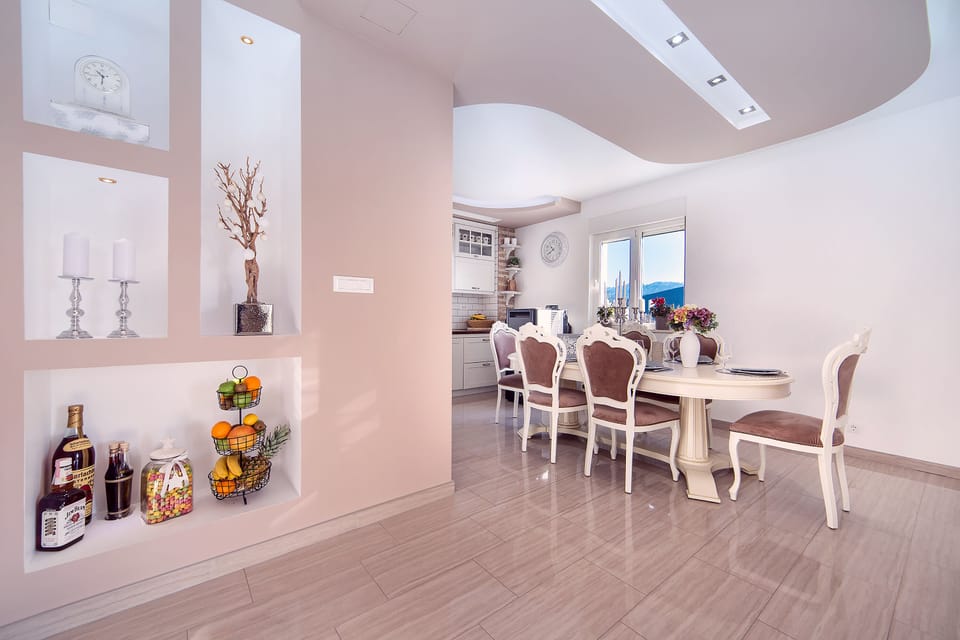 6 person dining room and kitchen connected to the living room 