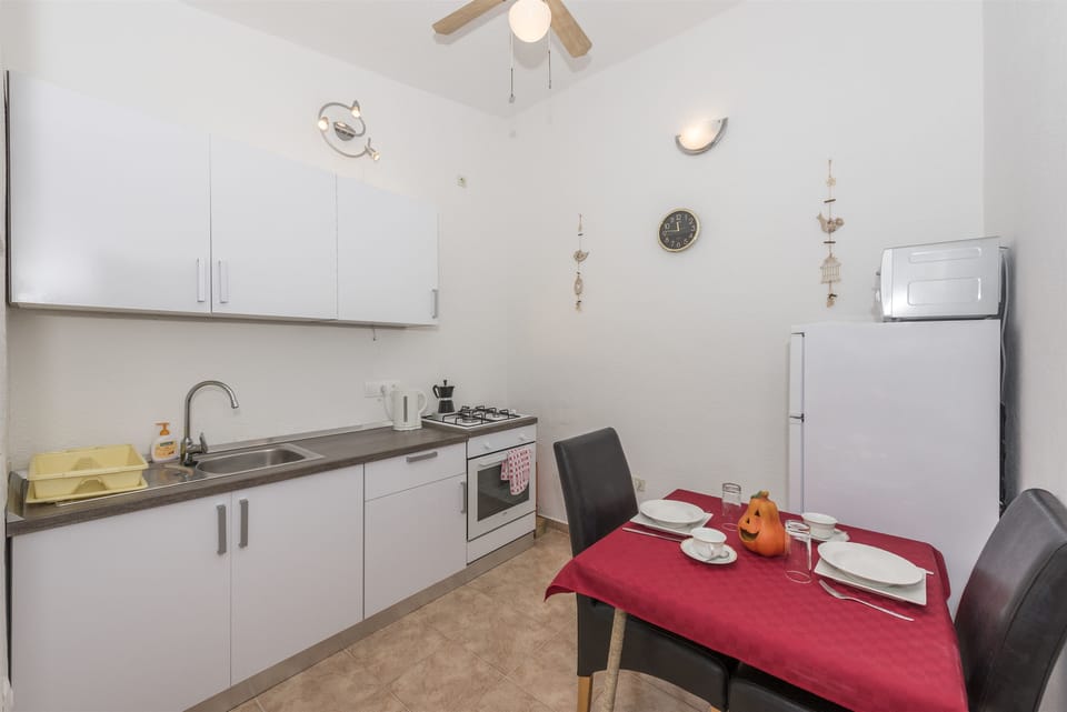 Private kitchen | Fridge, microwave, oven, stovetop
