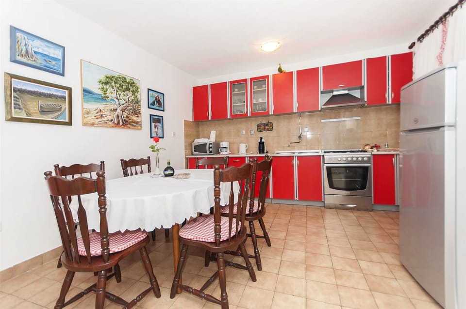Private kitchen | Fridge, microwave, oven, stovetop