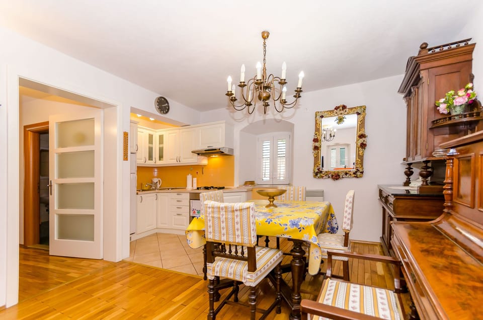 House | Dining