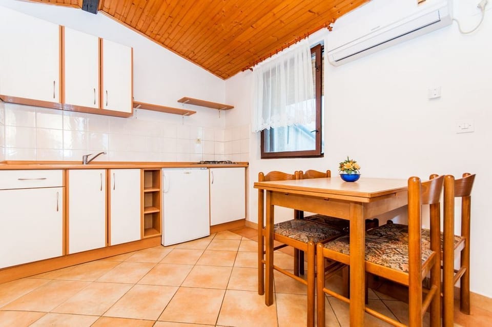 Studio (A4) | Private kitchen | Fridge, stovetop, cookware/dishes/utensils, freezer