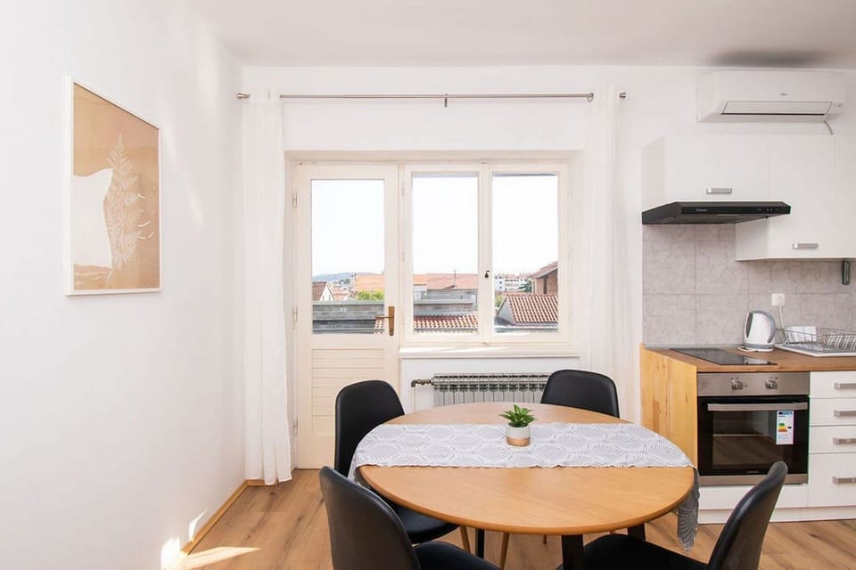 Apartment (A1) | Private kitchen | Fridge, stovetop, electric kettle, cookware/dishes/utensils