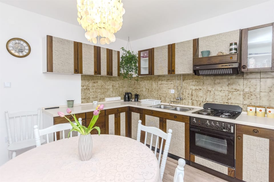 Private kitchen | Fridge, microwave, oven, stovetop