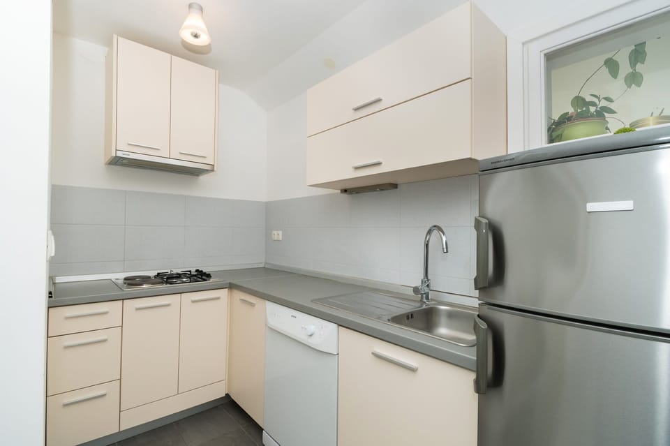 Private kitchen | Fridge, stovetop, cookware/dishes/utensils, freezer