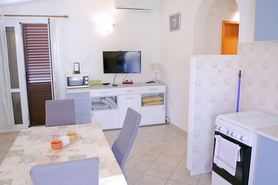 Apartment (A1) | Private kitchen | Fridge, microwave, oven, stovetop