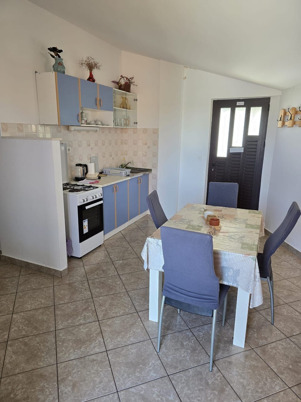 Apartment (A1) | Private kitchen | Fridge, microwave, oven, stovetop