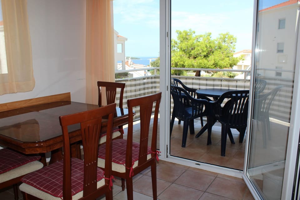 Apartment (A1) | Private kitchen | Fridge, microwave, oven, stovetop