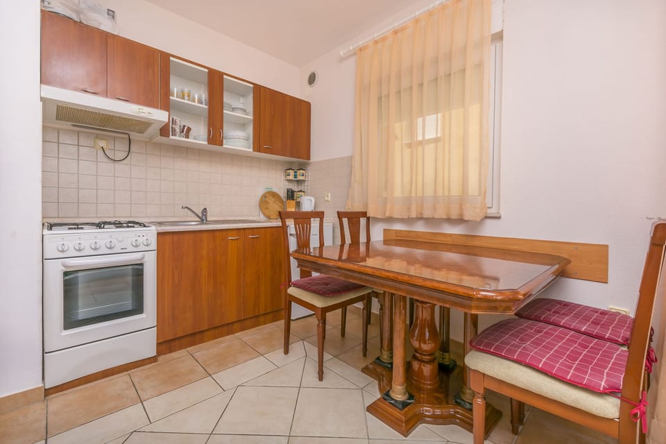 Private kitchen | Fridge, microwave, oven, stovetop