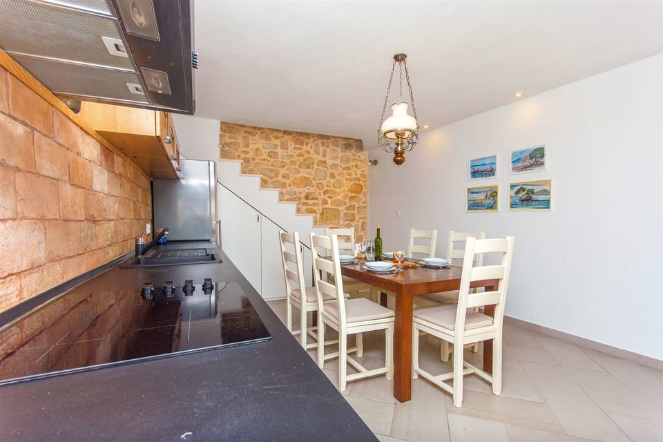 Private kitchen | Fridge, microwave, oven, stovetop