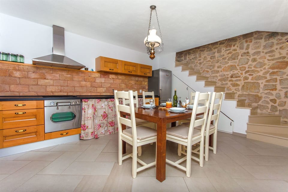 Private kitchen | Fridge, microwave, oven, stovetop
