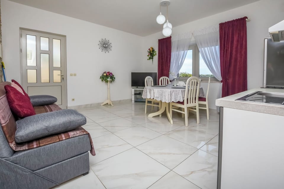 Apartment (A1) | Private kitchen | Fridge, oven, stovetop, dishwasher
