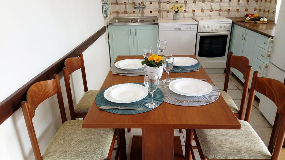 Private kitchen | Fridge, microwave, oven, stovetop