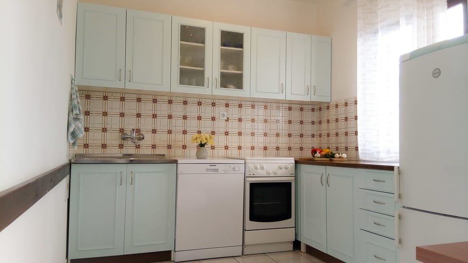 Private kitchen | Fridge, microwave, oven, stovetop