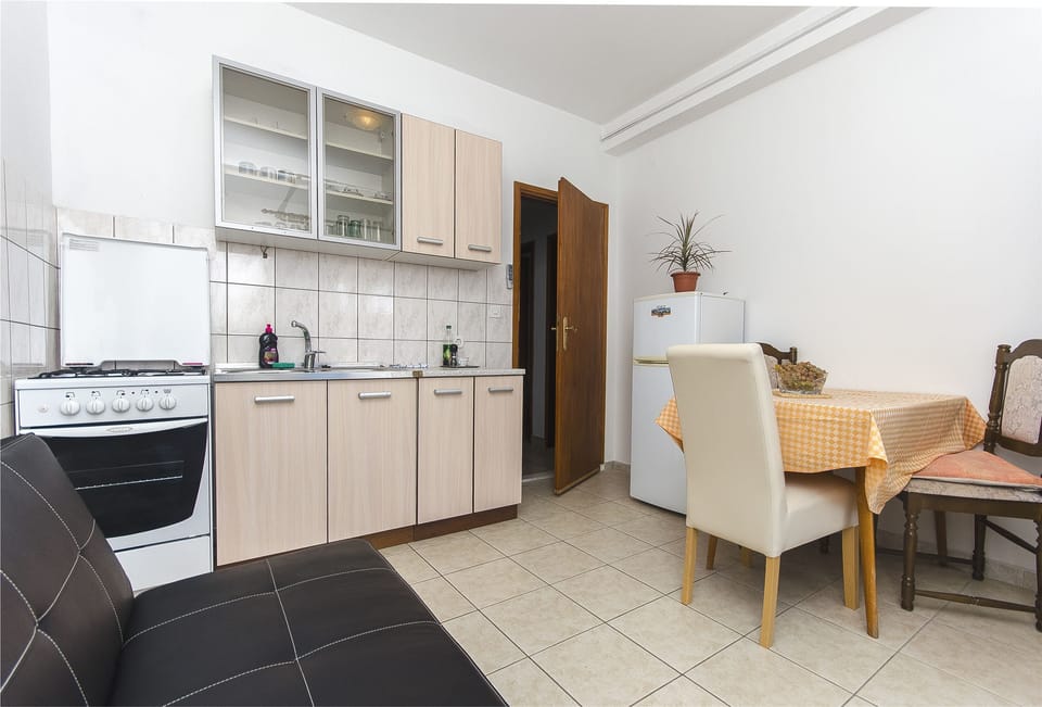 Private kitchen | Fridge, microwave, oven, stovetop