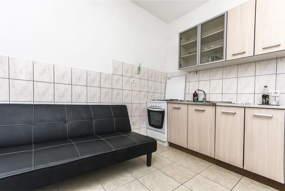 Private kitchen | Fridge, microwave, oven, stovetop
