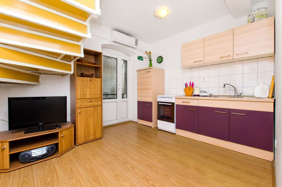 Private kitchen | Fridge, oven, stovetop, electric kettle