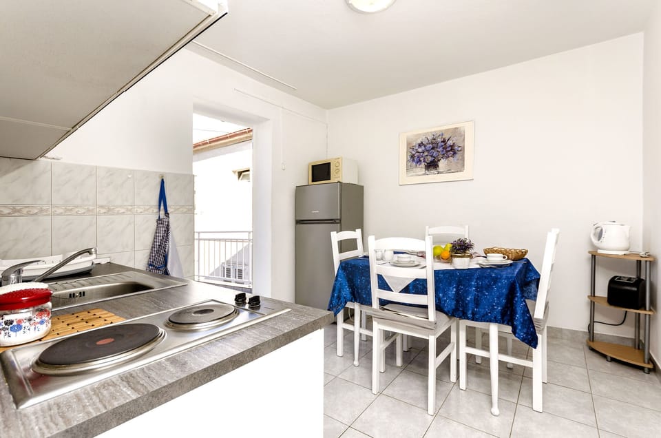 Private kitchen | Fridge, microwave, stovetop, espresso maker