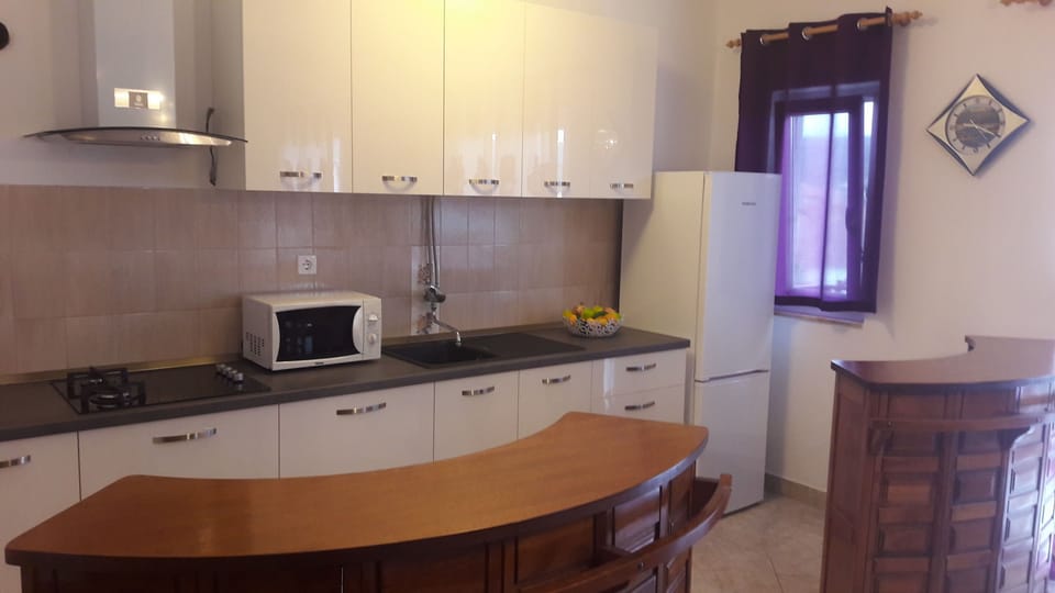 Private kitchen | Fridge, microwave, oven, stovetop