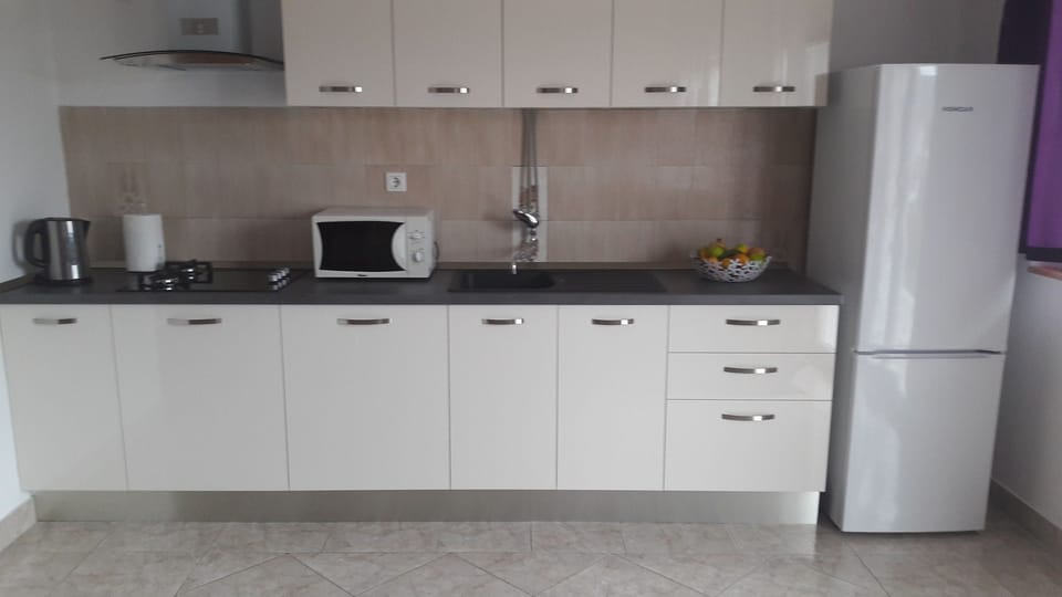 Private kitchen | Fridge, microwave, oven, stovetop