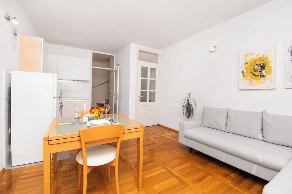 House | Living room | TV, DVD player