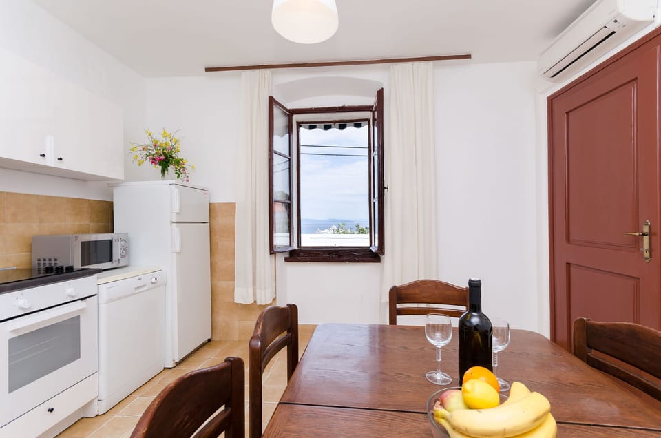 Private kitchen | Fridge, microwave, oven, stovetop