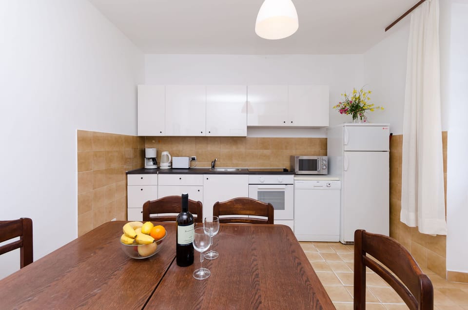 Private kitchen | Fridge, microwave, oven, stovetop