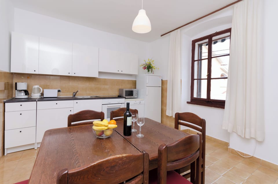 Apartment (A1) | Private kitchen | Fridge, microwave, oven, stovetop