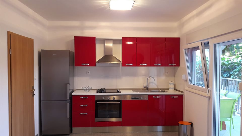 Private kitchen | Fridge, stovetop, dishwasher, cookware/dishes/utensils