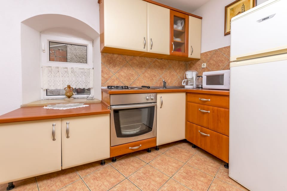 Private kitchen | Fridge, microwave, oven, stovetop