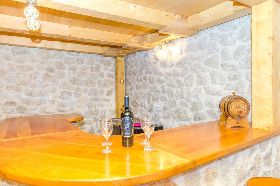 Private kitchen | Fridge, microwave, oven, stovetop