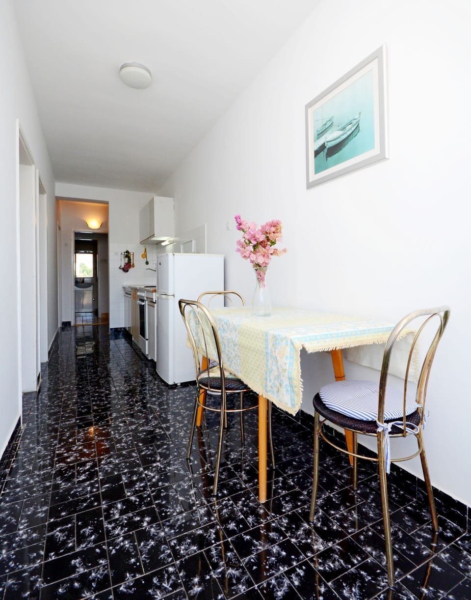 Apartment (A1) | Private kitchen | Fridge, oven, stovetop, espresso maker
