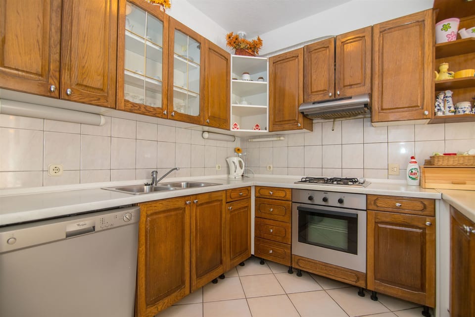 Private kitchen | Fridge, stovetop, dishwasher