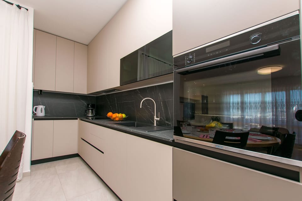 Apartment (A1) | Private kitchen | Fridge, microwave, oven, stovetop