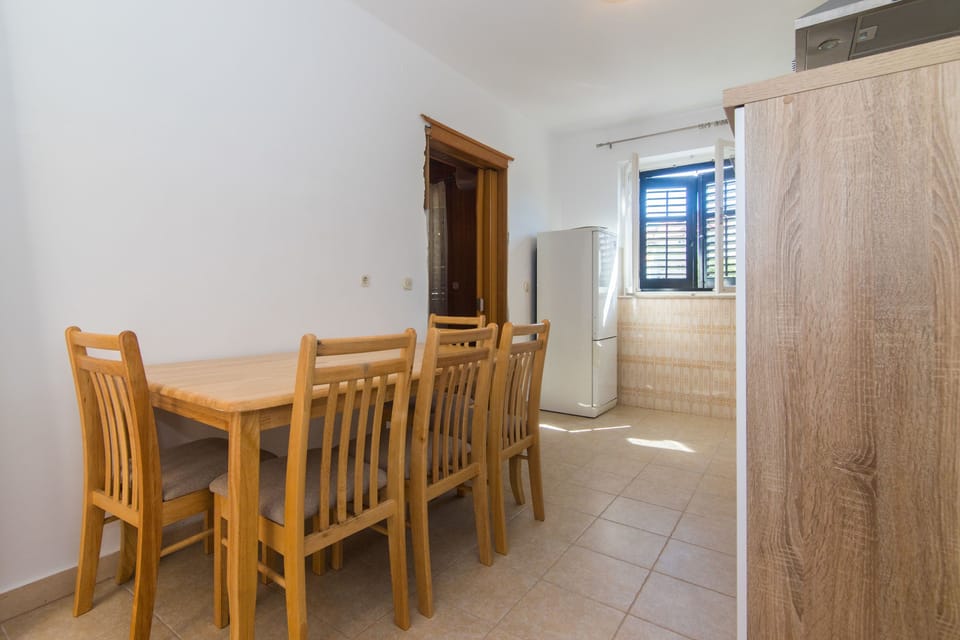 Private kitchen | Fridge, oven, stovetop, cookware/dishes/utensils