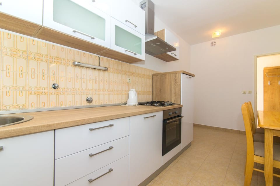 Private kitchen | Fridge, oven, stovetop, cookware/dishes/utensils