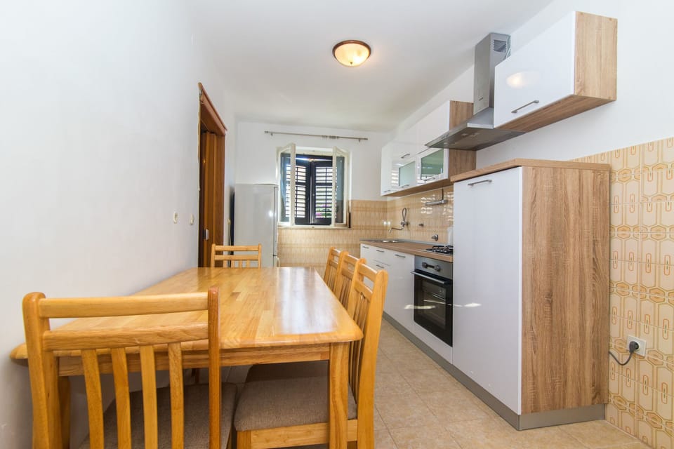 Private kitchen | Fridge, oven, stovetop, cookware/dishes/utensils