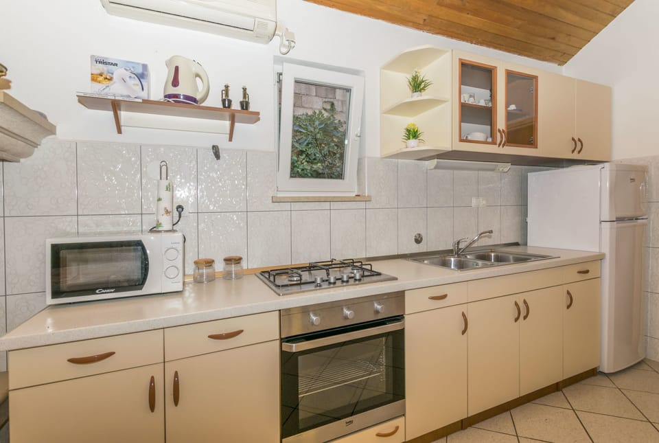 House | Private kitchen | Fridge, microwave, oven, stovetop