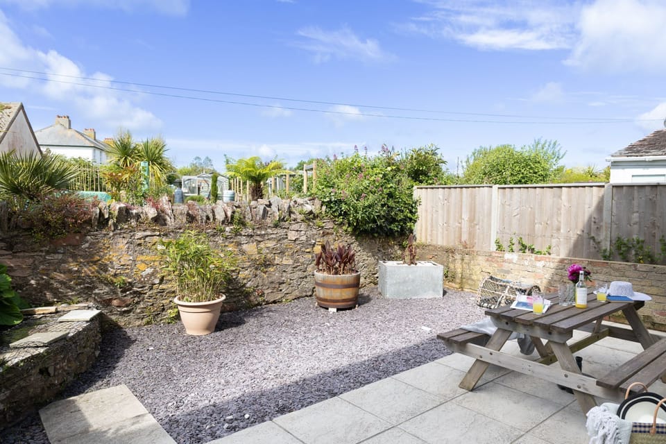 Outside seating and garden area - Lighthouse View