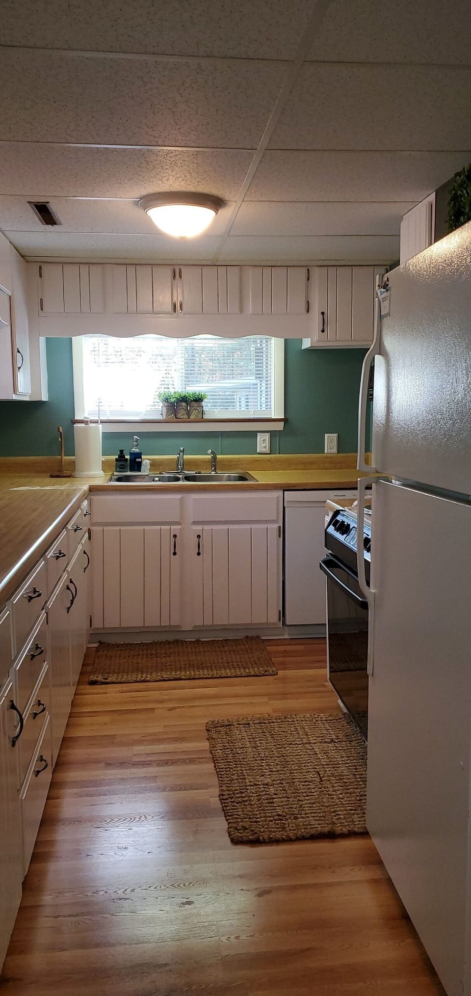 Fully stocked Kitchen with lots of counter space. 