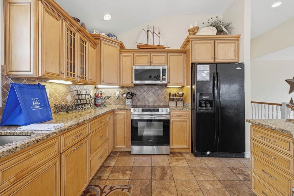 Top-Level Kitchen with Bar (seats 5)