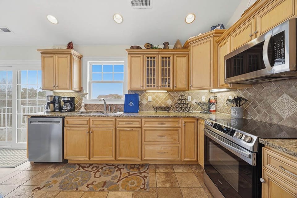 Top-Level Kitchen with Bar (seats 5)